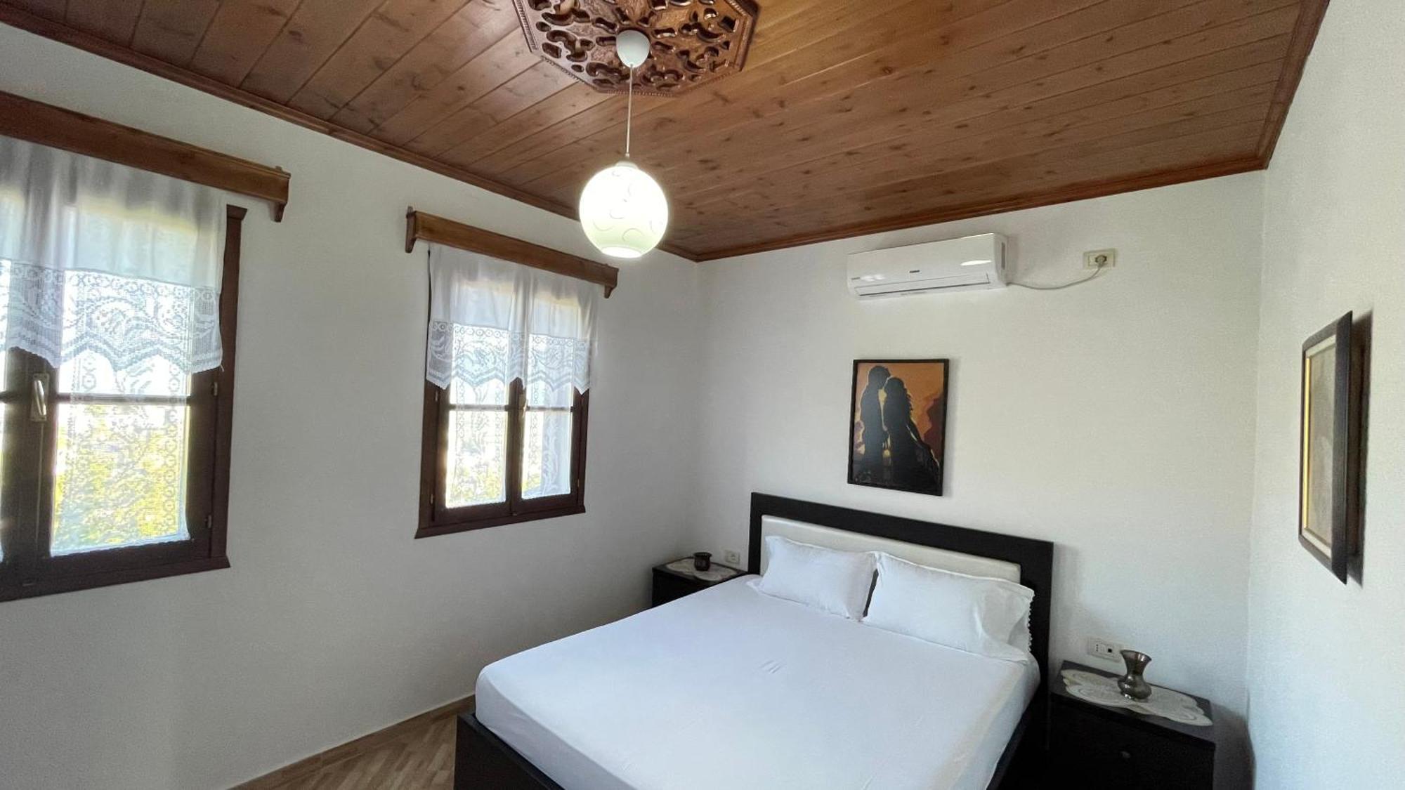 Denis Guesthouse 1930 Gjirokaster Exterior photo